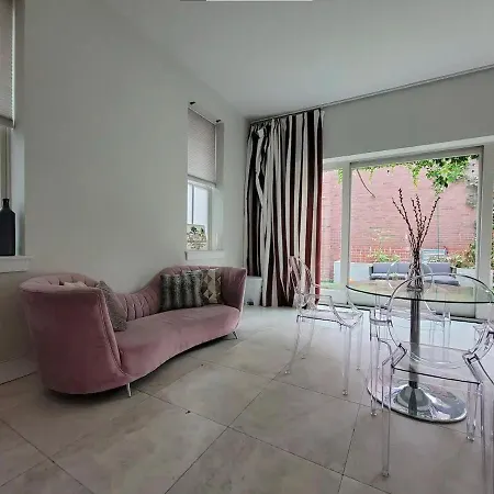 Luxurious Apartment With Backyard And Jacuzzi